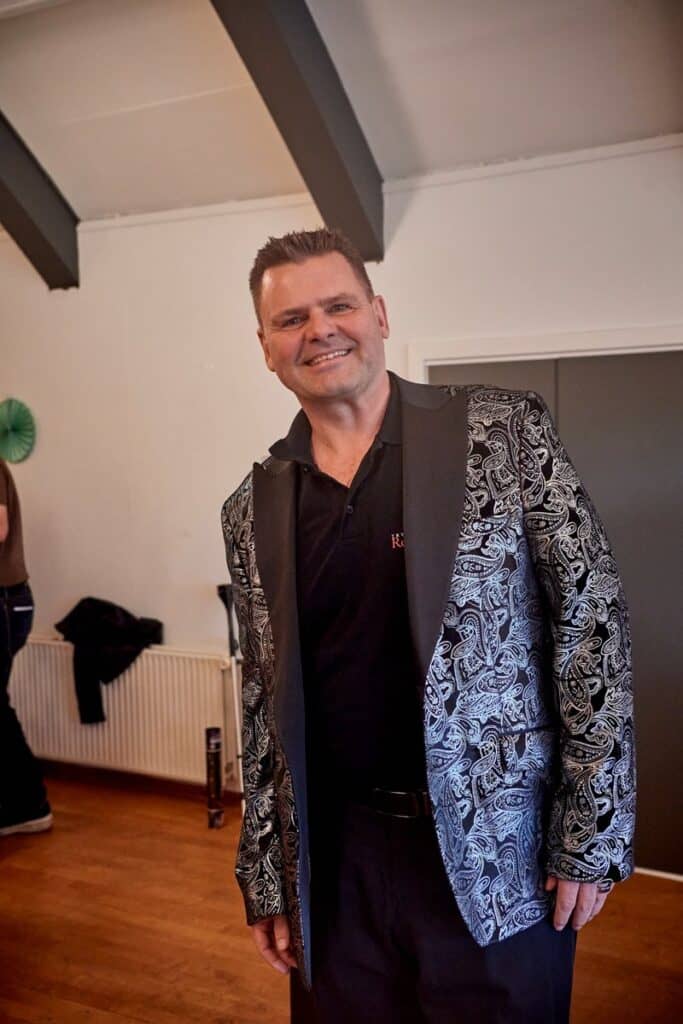 Tryllekunstner Robert Mark viser magi tæt på publikum