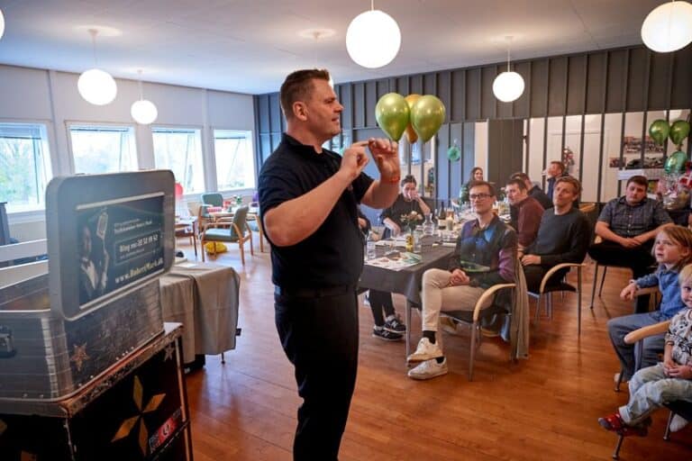 Tryllekunstner Robert Mark optræder for gæster til en rund fødselsdag